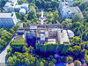 2018年4月18日，贵阳市，贵州大学9层楼高的图书馆西面墙体被藤蔓攀爬，好似一道绿色屏障。