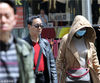 2018年4月19日，南京春光“火辣”，出行的人们用手遮挡、打伞、头顶衣服、戴遮阳帽或墨镜。