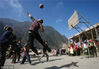 2009年1月13日，四川阿坝，休溪村村民们在村部的操场上打篮球，这是他们最喜爱的体育运动。