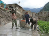 2009年7月5日，四川阿坝，休溪村的水泥路已经打到了村民们的家门口。