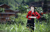黄洛瑶寨背靠龙脊山，面临金江河，距离桂林市区约100公里。其中有80多名的头发在1.4米以上。2002年，他们获得上海大世界基尼斯总部颁发的“群体长发之最”的证书，从而该村被誉为“天下长发第一村”。
图为2018年4月18日，桂林，在广西龙胜各族自治县的黄洛瑶寨，寨中女子在展示她奶奶十八岁时剪下的头发。