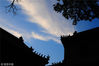 2018年4月20日，山东省济宁市邹城市孟府，傍晚白云飘逸，日落后彩云映照下景色如画，赐书楼上空，一朵彩云似游龙形状，美丽壮观。