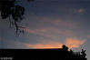 2018年4月20日，山东省济宁市邹城市孟府，傍晚白云飘逸，日落后彩云映照下景色如画，赐书楼上空，一朵彩云似游龙形状，美丽壮观。
