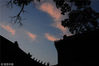 2018年4月20日，山东省济宁市邹城市孟府，赐书楼，傍晚白云飘逸，日落后彩云映照下景色如画，赐书楼上空，一朵彩云似游龙形状，奇异壮观。视觉中国
