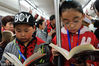 2016年4月23日，黑龙江哈尔滨，人们在世界读书日参加地铁读书活动，以唤起公众的阅读意识。
