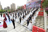 2018年4月21日，杭州市总工会为108对新杭州人职工举办“爱在杭州•圆梦新时代”集体婚礼，这也是杭州市总工会连续七年在“五一”国际劳动节前夕为外地来杭工作的青年职工举办公益性集体婚礼，让新杭州人职工真切感受到工会这个“职工之家”的温暖和关怀。施健学/视觉中国


