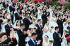 2018年4月21日，杭州，集体婚礼现场。