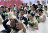 2018年4月21日，杭州，一对新人在2018新杭州人新婚盛典上摆心形的造型。
