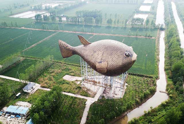 江苏镇江：航拍90米长巨型河豚塔 悬浮空中犹如“飞鱼”