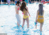 2018年4月22日，广州长隆，图为万人比基尼活动现场，身着各式泳装的美女在水池中嬉戏。
