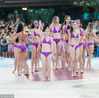 2018年4月22日，广州长隆，图为万人比基尼活动现场，身着比基尼的美女们在水池中尽情摇摆，气氛热烈。