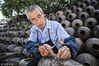 2018年4月20日，浙江嘉兴，黄建根是酒厂唯一的修坛匠人，从1984年开始从事修缸补坛的行业，目前，沈荡酒厂里的30万个酒坛就全靠他一个人修补和日常维护。