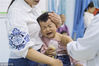 2018年04月25日，贵州省仁怀市疾病预防控制中心数字预防接种门诊内，医护人员在给儿童接种疫苗。