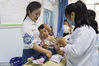 2018年04月25日，贵州省仁怀市疾病预防控制中心数字预防接种门诊内，医护人员在给儿童接种疫苗。