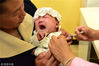 2018年4月25日，在河北石家庄新乐市疾病预防控制中心，医护人员为儿童接种疫苗。