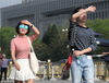 2018年4月25日，北京天气晴好，紫外线照射强烈，天安门广场及长安街的游客纷纷着清凉夏装游览，并采取戴遮阳帽、打伞、戴墨镜等措施遮阴防晒。