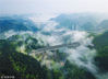 2018年4月3日，贵阳，黔灵山峡谷云雾缭绕，黔灵湖、横跨黔灵峡谷的几座大桥在云雾中若隐若现，美若仙境。