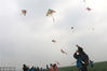 2018年4月4日，江苏连云港，孩子们在田野里放飞风筝。清明节来临，为了向孩子们传播绿色、低碳的理念，感受传统民俗文化的魅力。江苏省灌云县委组织部、妇联在全县小学生中开展风筝制作、放飞比赛，500多名小学生参加设计、制作属于自己的风筝，进行放飞。据了解，放风筝是民间传统游戏之一，清明节节日习俗。风筝又称风琴、纸鹞、鹞子、纸鸢。起源于中国，是古代劳动人民发明的通信工具，在古人心目中，放风筝不但是一种游艺活动，还可以通过放风筝带走自己的疾病、秽气，给自己带来好运。吴晨光/视觉中国