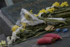 2018年4月6日，北京，首都医科大学学生们在校园内实验动物墓碑前悼念，墓碑上放了菊花和小萝卜进行祭扫，表达感恩和敬意。