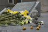2018年4月6日，北京，首都医科大学学生们在校园内实验动物墓碑前悼念，墓碑上放了菊花和小萝卜进行祭扫，表达感恩和敬意。