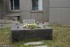 2018年4月6日，北京，首都医科大学学生们在校园内实验动物墓碑前悼念，墓碑上放了菊花和小萝卜进行祭扫，表达感恩和敬意，愿这些为了人类的健康而牺牲的实验动物们安息。刘彤/视觉中国