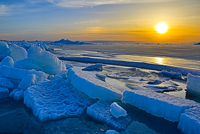 新疆阿勒泰：乌伦古湖风积冰山现极地景观 吸引游客前来观赏