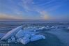 2018年4月6日，新疆阿勒泰地区的乌伦古湖湖面上，风积冰山绵延几公里，吸引了不少游客利用清明长假前往观赏。