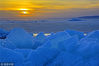 2018年4月6日，新疆阿勒泰地区的乌伦古湖湖面上，风积冰山绵延几公里，洁白美丽好似极地，吸引了不少游客利用清明长假前往观赏。
乌伦古湖面积1000多平方公里，是我国十大淡水湖之一。乌伦古湖风积冰山现象十分罕见，需要自然力量的完美配合。春季气温升高，冰面融化断裂，大大小小的冰块在强劲的北风作用下咆哮着冲向岸边，相互作用层层堆叠，才能形成高达数米“风积冰山”景观。张文成/视觉中国