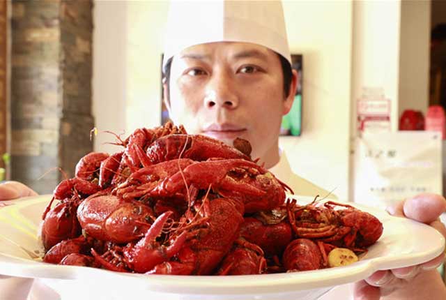 江苏淮安：探访“十三香龙虾” 数十种中草药烹出人间美味