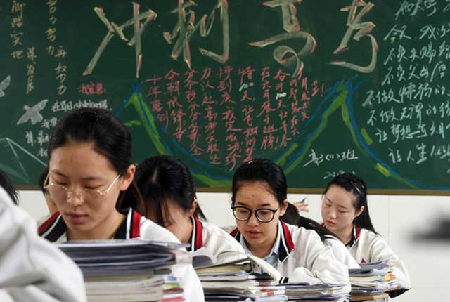 江苏扬州：高考倒计时28天 实拍高三学子备战瞬间