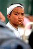 2008年5月17日，绵竹救助点，一在地震中受伤的小孩眼睛里满是坚强。武汉晚报熊波/视觉中国