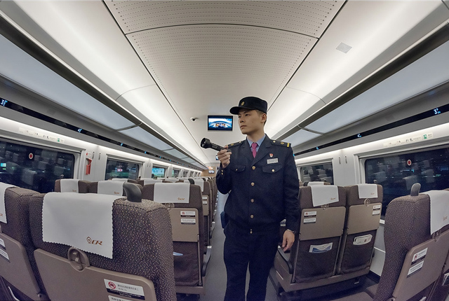 南京：凌晨探访高铁线上的“扫雷车” 开行最早却不载客