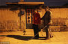 2011年10月14日，山东青岛，记者走进一个盲人家庭之中，记录一个母亲薛翘琳照顾盲人女儿蓝兰一天的故事。
傍晚，母女俩回家。:何海儿/视觉中国