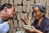 9月10日，在河南省博爱县月山镇七方村一个破旧的农家小院里，78岁的母亲郜学凤把刚做的热面条吹凉，好喂46岁的儿子郭德生吃饭。程全/视觉中国