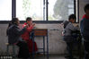 2018年3月21日，四川眉山，小雨和妈妈一起吃午饭。仁寿县大化镇小学校松林校区，“板凳男孩”小雨在多次治疗后，重新进入小学开始就读二年级。成都商报 刘海韵/视觉中国