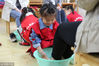 2018年5月11日，江苏连云港，赣榆区好聪明幼儿园小朋友为妈妈洗脚。