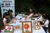 2018年5月11日，南京，参加展示活动的孩子们正用制作木片画。