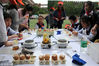 2018年5月11日，南京，参加展示活动的孩子们正用展示“人造琥珀”项目。
