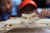 2018年5月11日，参加活动的孩子们展示自己动手制作的科技创意作品。当日，“星光耀金陵--南京市中小学科学教育展示活动(玄武区站)”在南理工实验小学举办，玄武区31个中小学的孩子们参加了展示活动。
图为2018年5月11日，南京，参加展示活动的孩子们正用展示“木桥结构承重”项目。孙忠南/视觉中国