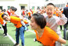2017年4月20日，西安，在陕西省机关政府幼儿园，小朋友同父母在进行“翻山越岭”的游戏。
王力鹏/视觉中国