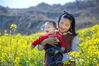 湖北十堰，妈妈带着儿子去油菜花地里，一组儿童照片。
杨伟/视觉中国