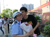 2017年6月8日，安徽芜湖，当不知情的儿子走出考场看到自己的妈妈和这么多人警察叔叔给自己献上鲜花时，非常开心，禁不住在亲妈的脸上狠狠地“啃”了一口。
陈效宝/视觉中国
