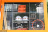 2018年5月12日，北京市朝阳区景华南街向西的街道旁竖立着智能微型消防站，智能柜内高压水枪、水带、灭火消防服、防护靴、防护帽等消防器材整齐摆放在柜内，24小时求助按钮，屏幕显示二维码和使用方法。消防站旁边设有喷淋水泵结合器接口，24小时监控。张跃明/千龙图像/视觉中国
