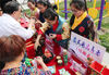 2018年5月13日，江苏南通，“西藏印象”多姿多彩的藏族文化体验之旅在和平桥街道北濠东村社区举行，南通中学西藏班的藏族学生精心设置了藏族食品品尝区、藏式书法签名区、藏装试穿及藏式打扮区和藏式物品展示区等各具特色的文化展示区，吸引了众多社区居民进行互动体验。