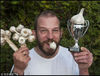 2014年9月15日消息（具体拍摄时间不详），英国多塞特郡举办吃大蒜比赛，34岁的冠军David Greenman在一分钟内吃掉了33瓣大蒜。