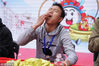 2017年12月17日，2017广府文化旅游嘉年华“大胃王”挑战赛在广州市越秀区举办。一名选手在狼吞虎咽。