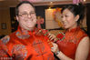 2005年4月22日，四川省遂宁市，一场浪漫的跨国婚礼举行。身着唐装的洋女婿喜上眉梢。钟敏/视觉中国