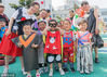 2018年5月15日，江苏南通安定幼儿园，父母、孩子一起利用废旧材料DIY出漂亮的服装等待进行T台展示。