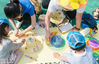 2018年5月15日，江苏南通安定幼儿园，父母、孩子一起 手绘涂鸦帽子。