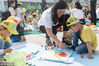 2018年5月15日，江苏南通安定幼儿园，父母、孩子一起 手绘T恤。